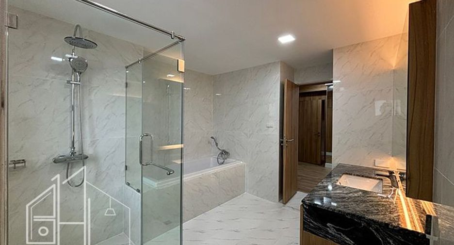 For rent 4 bedrooms apartment in Khlong Toei, Bangkok