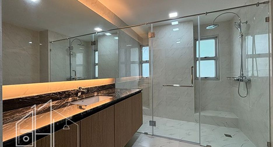 For rent 4 bedrooms apartment in Khlong Toei, Bangkok