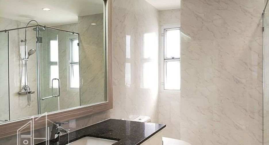 For rent 4 bedrooms condo in Khlong Toei, Bangkok