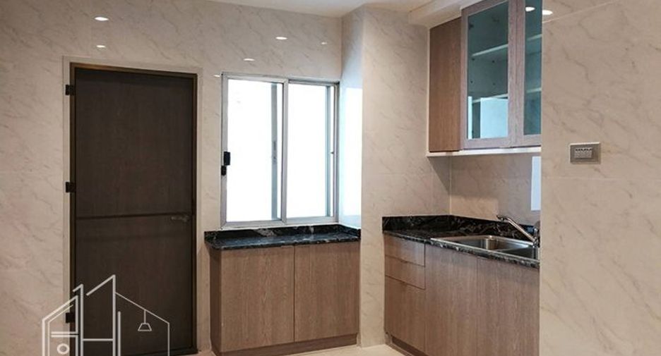 For rent 4 bedrooms condo in Khlong Toei, Bangkok