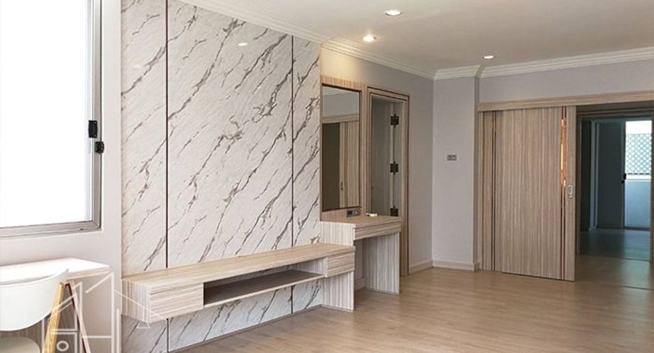 For rent 4 bedrooms condo in Khlong Toei, Bangkok