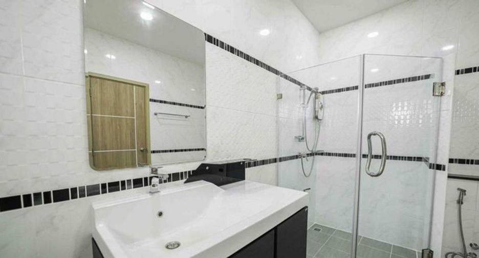 For rent 3 bedrooms house in San Kamphaeng, Chiang Mai