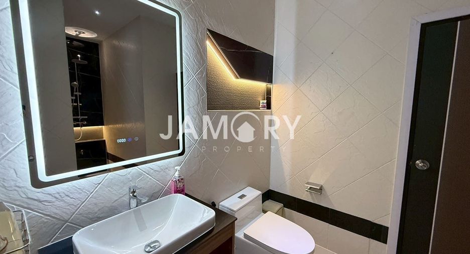 Villa en alquiler y en venta de 4 habitaciones en Bang Lamung, Chonburi