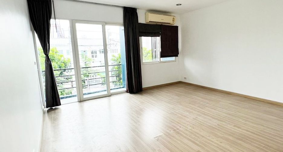 Casa adosada en venta de 3 habitaciones en Khan Na Yao, Bangkok