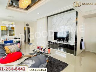 Casa adosada en venta de 3 habitaciones en Bang Khae, Bangkok