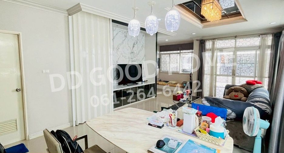 Casa adosada en venta de 3 habitaciones en Bang Khae, Bangkok