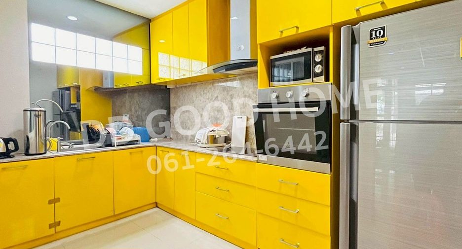 Casa adosada en venta de 3 habitaciones en Bang Khae, Bangkok