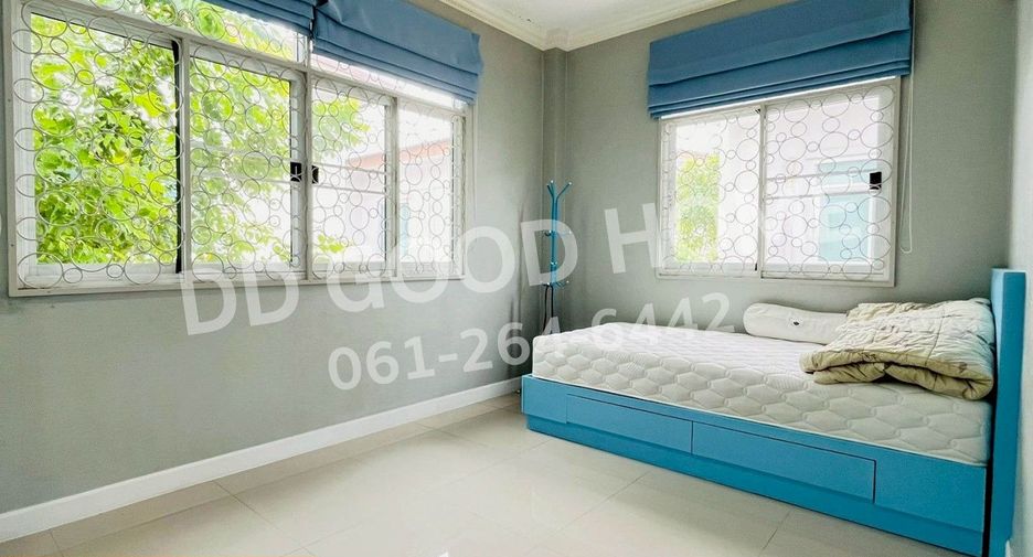 Casa adosada en venta de 3 habitaciones en Bang Khae, Bangkok