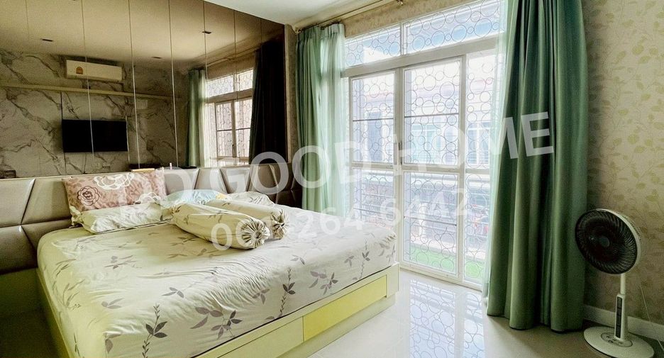 Casa adosada en venta de 3 habitaciones en Bang Khae, Bangkok