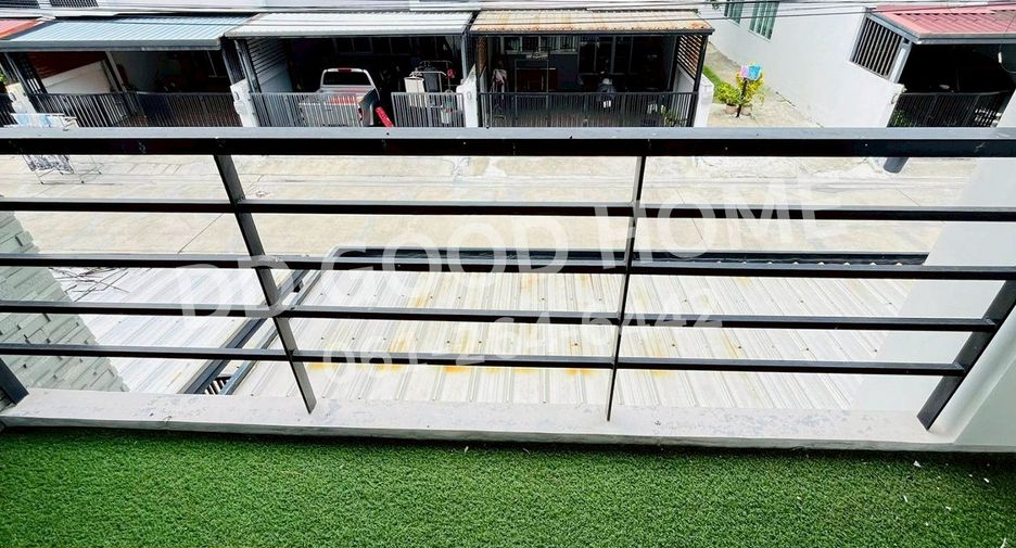 Casa adosada en venta de 3 habitaciones en Bang Khae, Bangkok