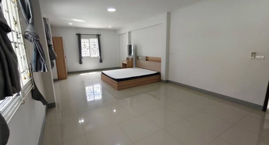 À louer 3 chambres maison à Pluak Daeng, Rayong