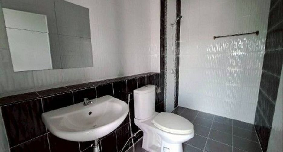À vendre 1 chambre condo à Ban Bueng, Chonburi