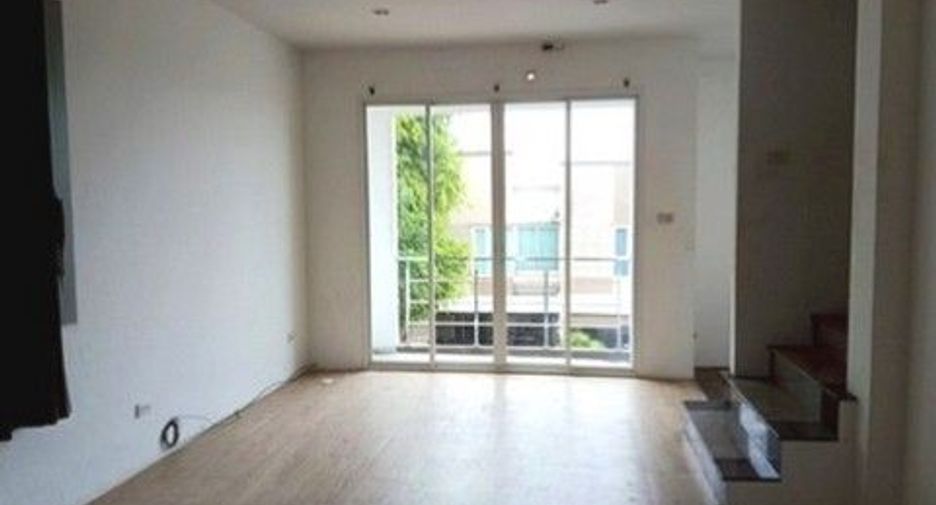 For sale 1 bed townhouse in Ban Bueng, Chonburi