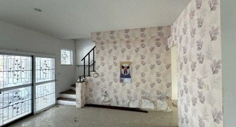 For sale 1 bed townhouse in Ban Bueng, Chonburi