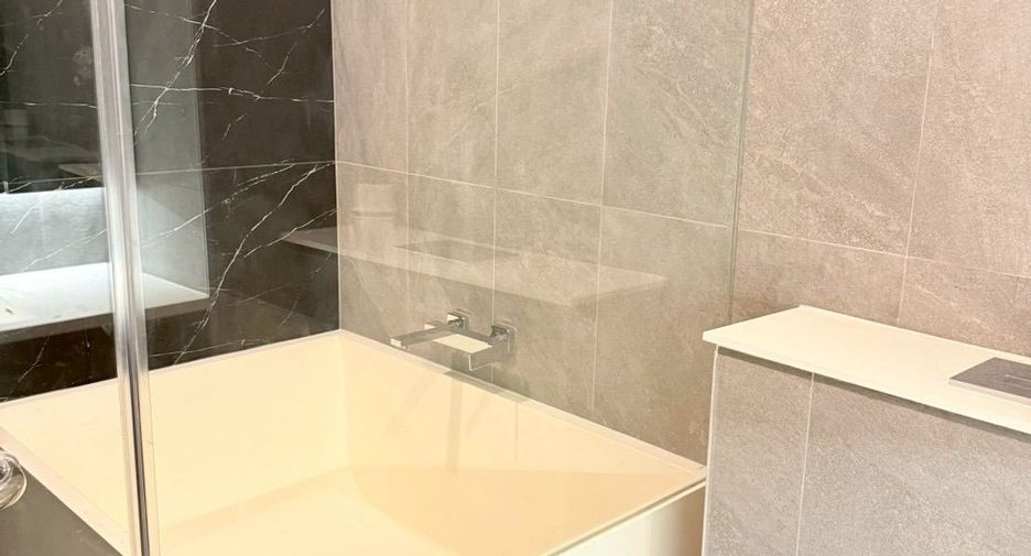 For rent 2 bedrooms condo in Huai Khwang, Bangkok