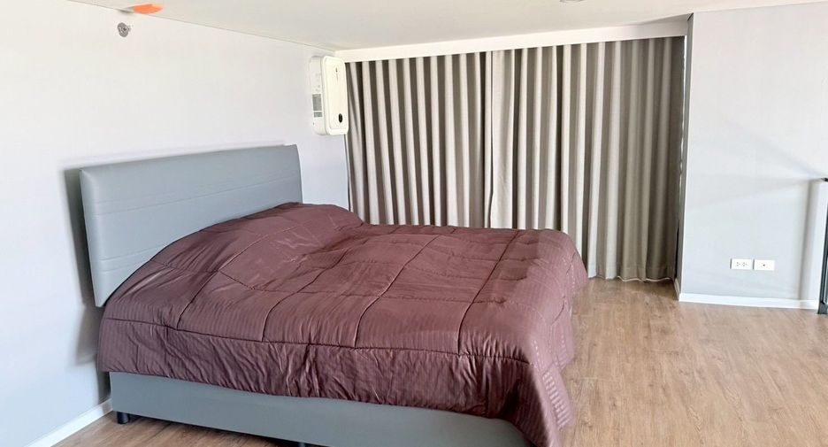 For rent 2 bedrooms condo in Huai Khwang, Bangkok