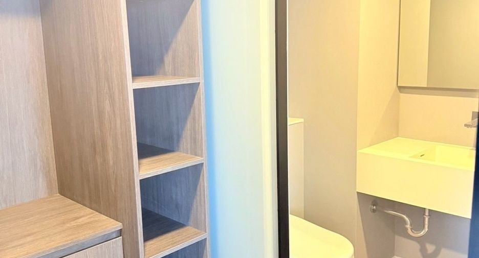 For rent 2 bedrooms condo in Huai Khwang, Bangkok
