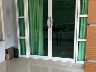 À vendre 3 chambres maison de ville à Ban Chang, Rayong