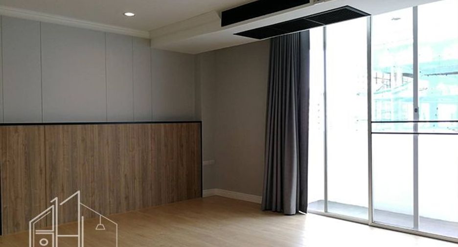 For rent 4 bedrooms apartment in Khlong Toei, Bangkok