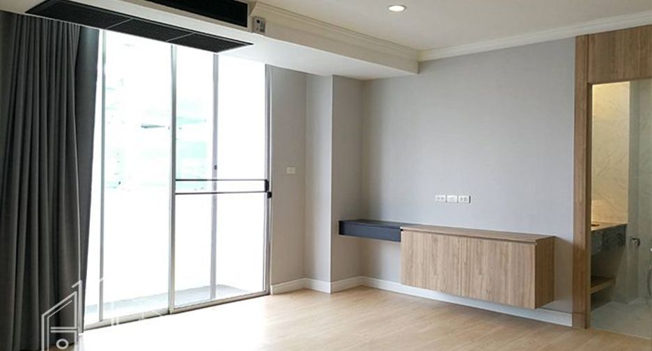For rent 4 bedrooms apartment in Khlong Toei, Bangkok
