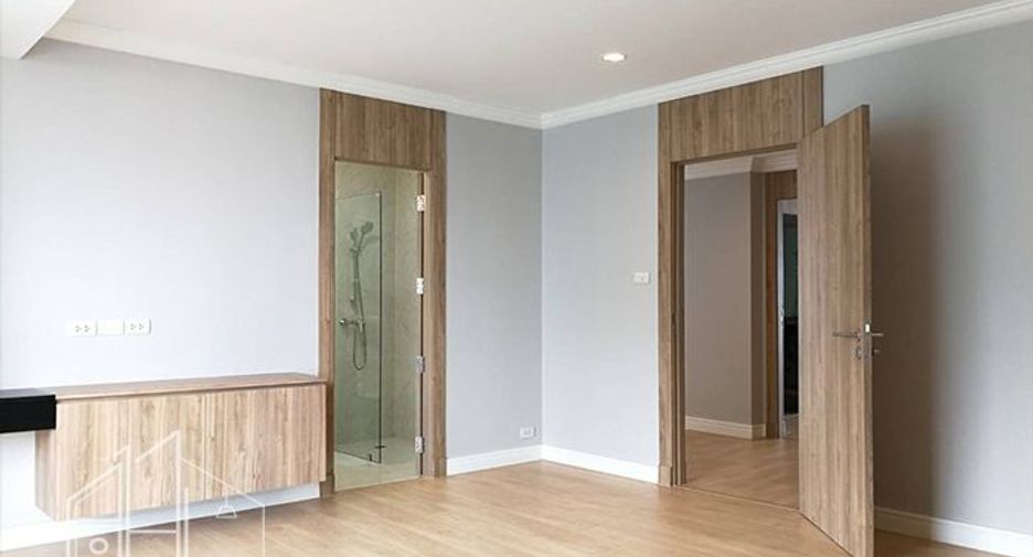 For rent 4 bedrooms apartment in Khlong Toei, Bangkok