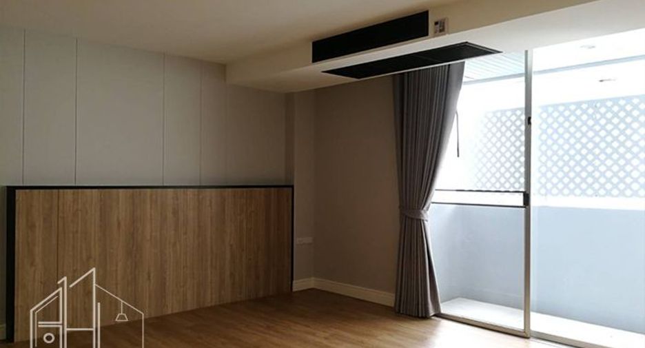 For rent 4 bedrooms condo in Khlong Toei, Bangkok