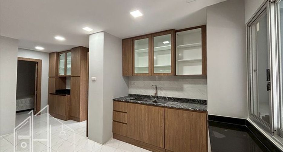 For rent 4 bedrooms condo in Khlong Toei, Bangkok