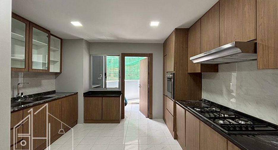 For rent 4 bedrooms condo in Khlong Toei, Bangkok