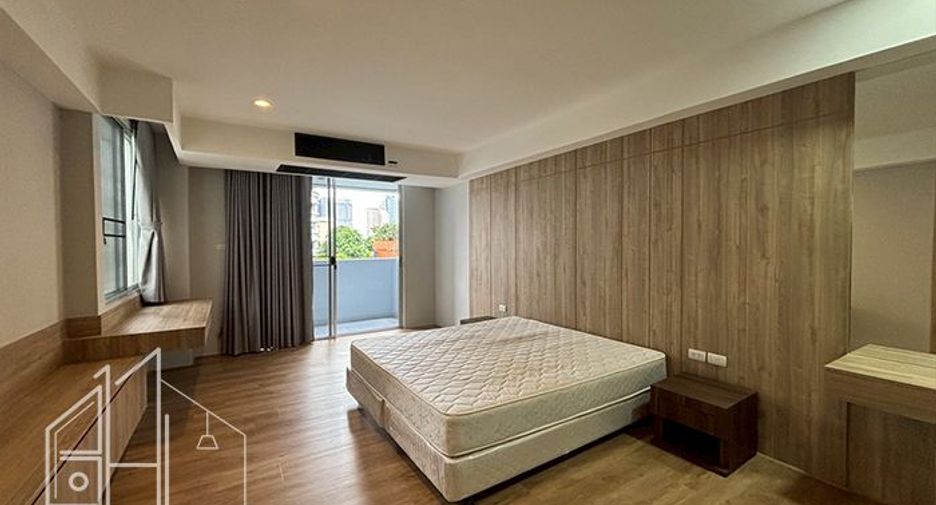 For rent 4 bedrooms condo in Khlong Toei, Bangkok