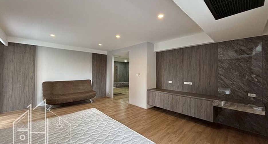 For rent 4 bedrooms condo in Khlong Toei, Bangkok