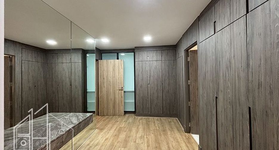 For rent 4 bedrooms condo in Khlong Toei, Bangkok