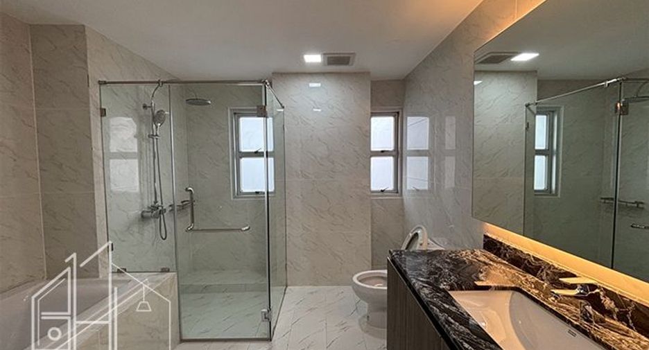 For rent 4 bedrooms condo in Khlong Toei, Bangkok