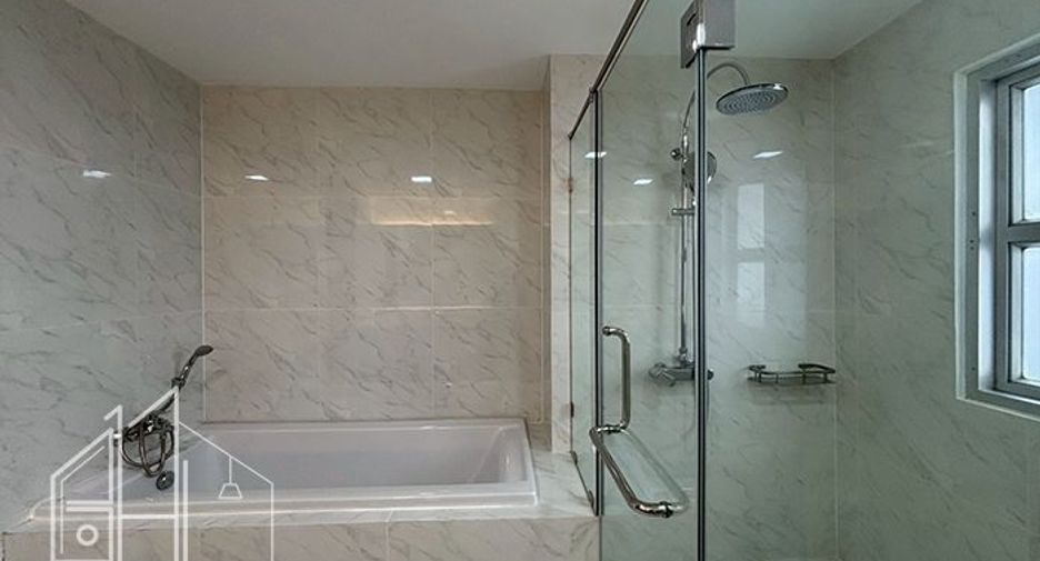 For rent 4 bedrooms condo in Khlong Toei, Bangkok