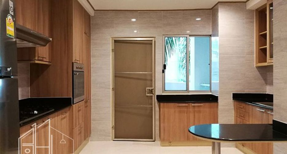 For rent 4 bedrooms apartment in Khlong Toei, Bangkok