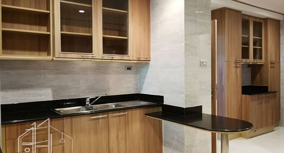 For rent 4 bedrooms apartment in Khlong Toei, Bangkok
