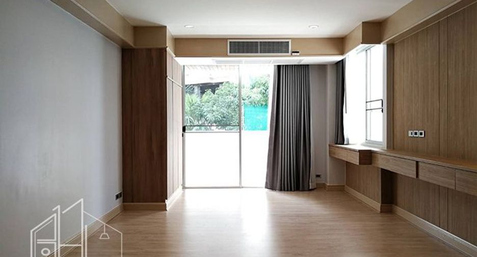 For rent 4 bedrooms apartment in Khlong Toei, Bangkok