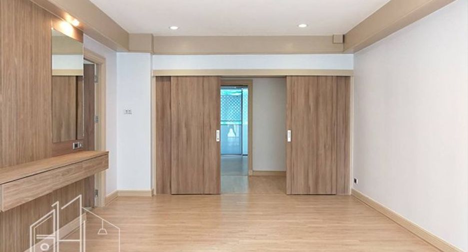 For rent 4 bedrooms apartment in Khlong Toei, Bangkok
