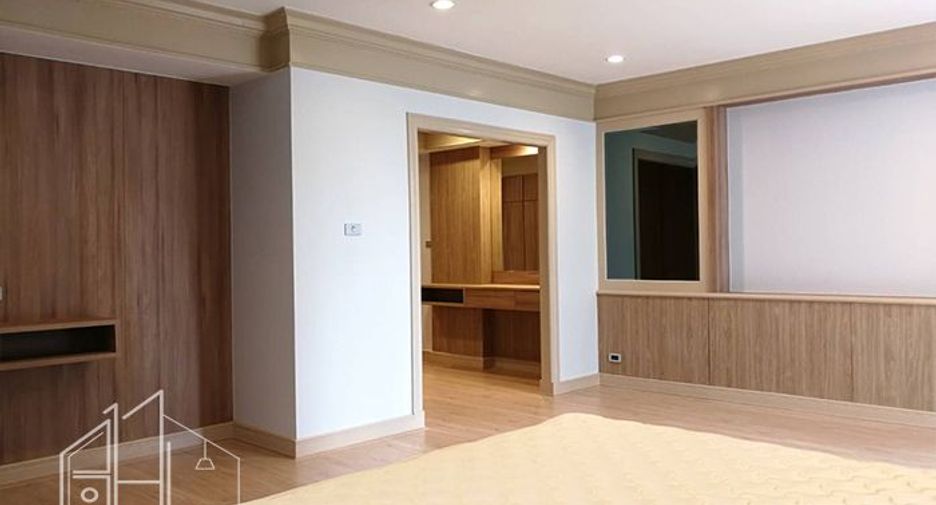 For rent 4 bedrooms apartment in Khlong Toei, Bangkok
