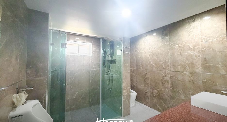 For sale 4 bedrooms house in Saphan Sung, Bangkok