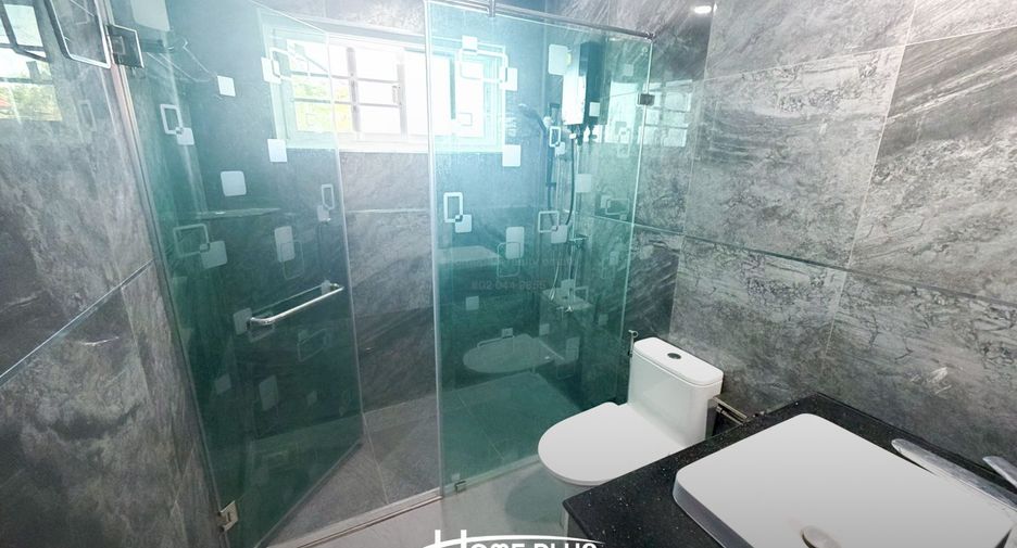 For sale 4 bedrooms house in Saphan Sung, Bangkok