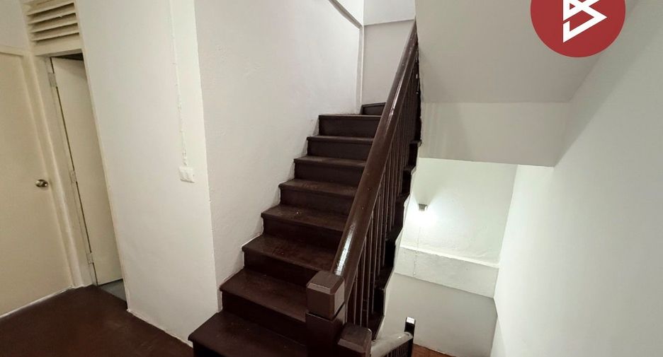 À vendre 4 chambres maison de ville à Bang Bua Thong, Nonthaburi