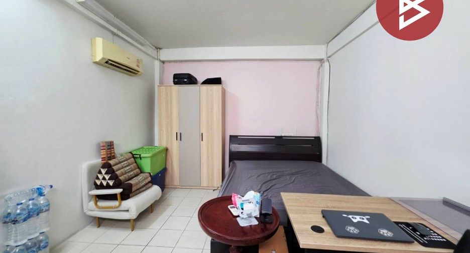 For sale 7 bedrooms retail Space in Huai Khwang, Bangkok