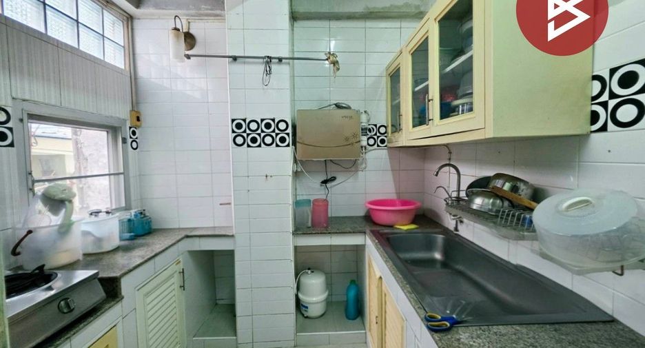 For sale 7 bedrooms retail Space in Huai Khwang, Bangkok