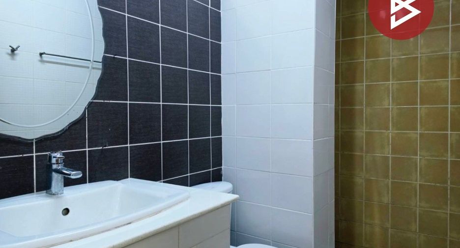 For sale 7 bedrooms retail Space in Huai Khwang, Bangkok