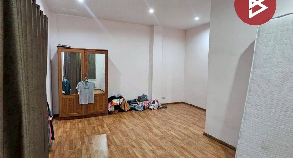 For rent 3 bedrooms townhouse in Mueang Samut Prakan, Samut Prakan