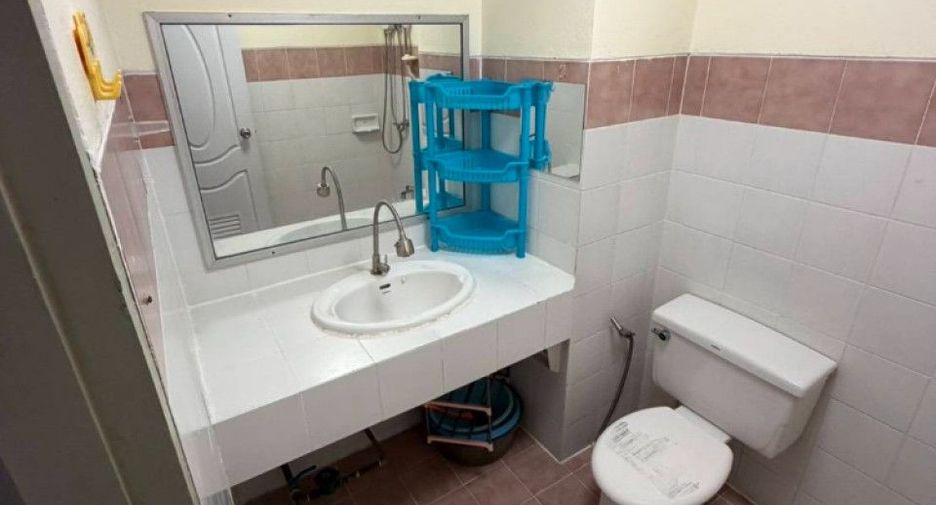 À vendre 2 chambres maison de ville à Mueang Rayong, Rayong