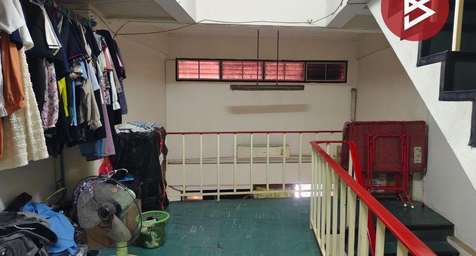 Casa adosada en venta de 3 habitaciones en Thung Khru, Bangkok
