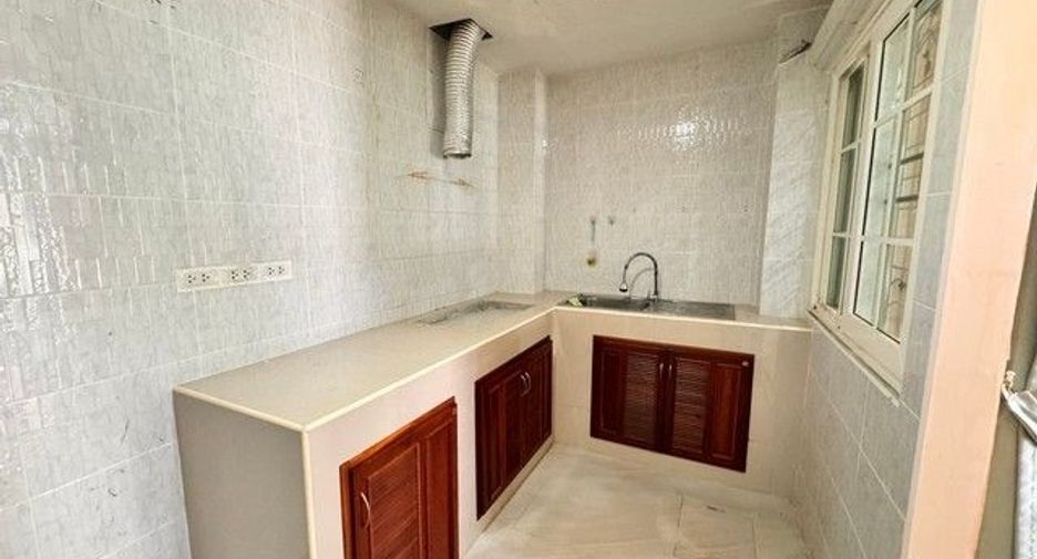 For sale 4 bedrooms townhouse in Khlong Sam Wa, Bangkok