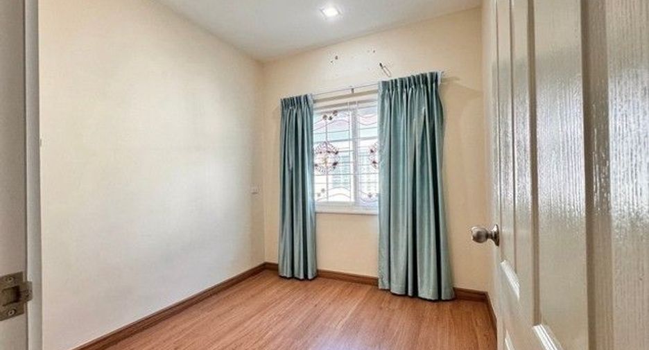 For sale 4 bedrooms townhouse in Khlong Sam Wa, Bangkok