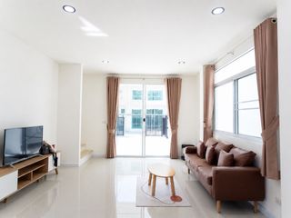 À vendre 3 chambres maison de ville à Klaeng, Rayong